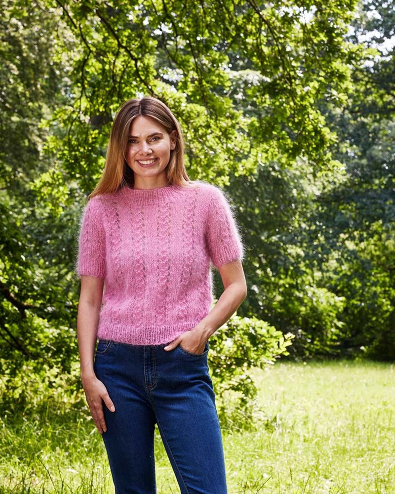 Kortermet sweater med hullmønster. Garnpakke.