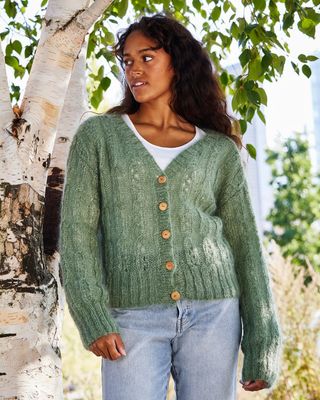 Cardigan med hullmønster. Garnpakke.