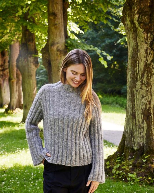 Hovedbilde Nanna raglan sweater med bred ribb. Garnpakke.